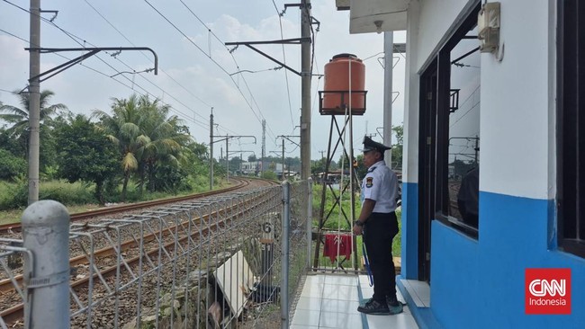 Jadwal perjalanan KRL jalur green line rute Stasiun Daru-Parung, dilakukan secara manual karena kabel sinyal di daerah itu dicuri.