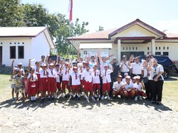 Imigrasi NTT Bagikan Buku dan Alat Tulis untuk Anak Perbatasan di Belu