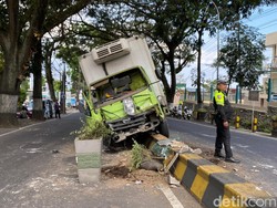 Truk Muat Sosis Hantam Median Jalan Dekat JTP 3 Kota Batu