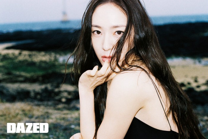 Krystal Jung tampil super elegan di majalah Dazed Korea dengan Erickson dress dari Ralph Lauren Collection. Berlokasi di Jeju, Korea, gayanya terlihat simpel tapi tetap classy./ Foto: Dazed Korea