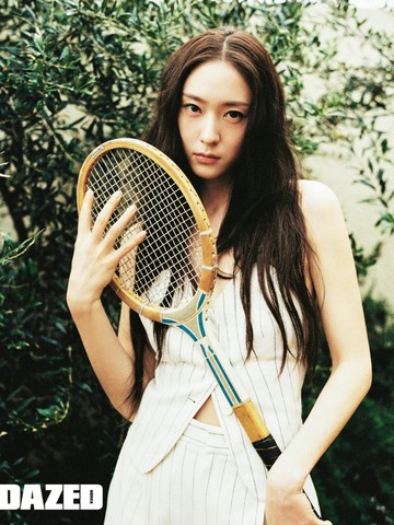 Tampil Stunning, Krystal Jung Pancarkan Visual Elegan untuk Dazed Korea