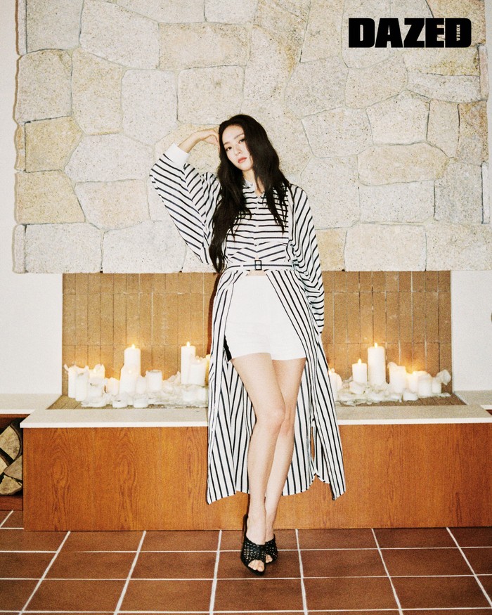 Krystal tampil chic dengan striped Juliana dress, Belton shorts, dan Adela mules dari Ralph Lauren Collection. Mix & match-nya terlihat effortless tapi tetap stylish dan rapi./ Foto: Dazed Korea