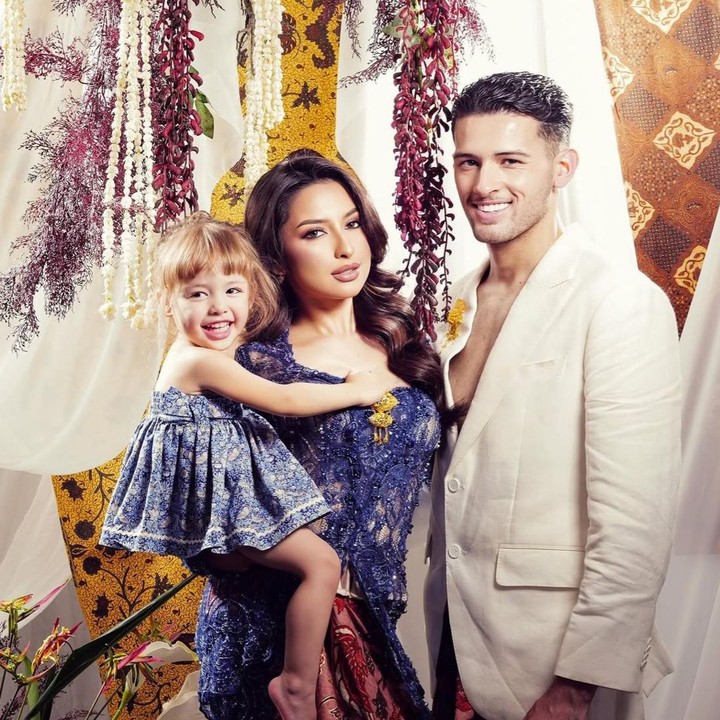 <p>Melalui unggahan di Instagram, Jennifer membagikan beberapa foto <em>prewedding</em>-nya yang<em>&nbsp;</em>bernuansa adat Jawa klasik. Ya, Bunda satu anak ini dikabarkan akan menikah dengan pujaan hatinya, Justin Hubner. Dalam momen tersebut, Kamari tampak menggemaskan mengenakan balutan kain batik. Ekspresi lucu Si Kecil ini pun langsung ramai dikomentari oleh netizen. "Lucu banget Kamari," kata <em>@tia***.</em> "Kamari gemas sekali," ujar <em>@ali***</em>. "Malah salfok sama Kamari, gemas banget," tambah <em>@ais***.</em> (Foto: @winstongomez via Instagram @jennifercoppenreal20)</p>