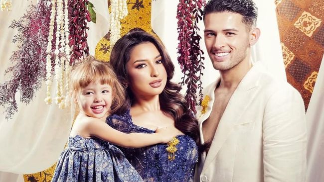 Momen Kamari Anak Jennifer Coppen Ikut Foto Prewedding Sang Bunda, Ekspresinya Bikin Gemas