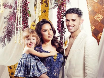 Momen Kamari Anak Jennifer Coppen Ikut Foto Prewedding Sang Bunda, Ekspresinya Bikin Gemas
