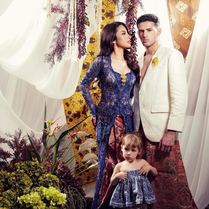 <p>Anak artis Jennifer Coppen, Kamari Sky Wassink, selalu berhasil mencuri perhatian banyak pasang mata. Belum lama ini, Si Kecil kembali membuat netizen terpana saat ikut dalam sesi foto <em>prewedding</em> sang Bunda. (Foto: @winstongomez via Instagram @jennifercoppenreal20)</p>