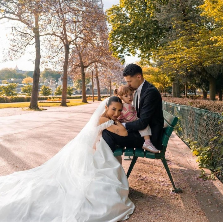 <p>Dalam momen lainnya, Jennifer juga membagikan foto <em>prewedding</em> dengan latar Menara Eiffel di Paris yang tampak romantis. Pada potret tersebut, Kamari terlihat dipangku oleh Justin sambil dicium olehnya. Gemas banget ya, Bunda. (Foto: Instagram @justinhubner5 / @jennifercoppenreal20)</p>