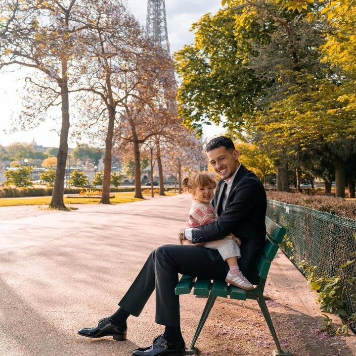 <p>Salah satu foto yang tak kalah menarik adalah saat Kamari berpose di pangkuan Justin. Wajah bule Kamari pun semakin mencuri perhatian, terlebih ketika ia menampilkan ekspresinya yang begitu ceria, Bunda. (Foto: Instagram @justinhubner5 / @jennifercoppenreal20)</p>