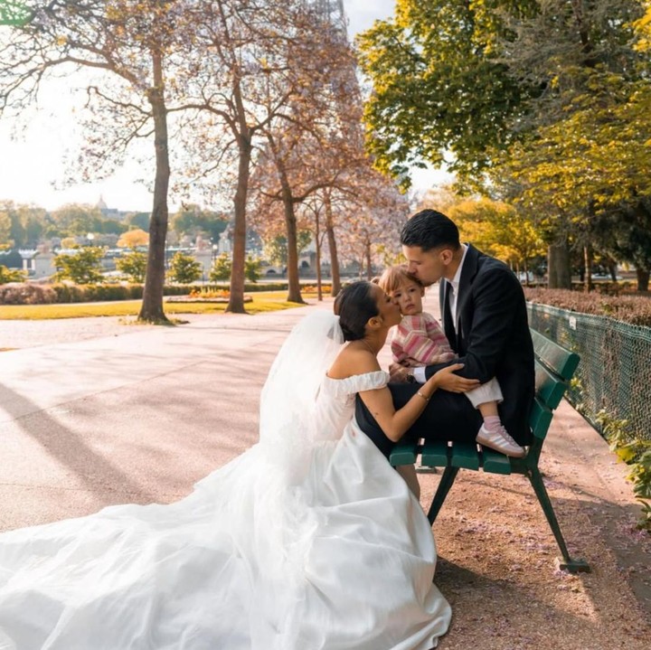 <p>Pada kesempatan yang sama, Jennifer dan Justin terlihat mencium sang putri di tengah pemandangan yang begitu indah. Dalam sesi pemotretan tersebut, Jennifer tampil anggun dengan gaun ala pengantin, sementara Justin tampak rapi mengenakan setelan jas hitam. Di sisi lain, Kamari terlihat menggemaskan dengan <em>outfit</em> yang berwarna <em>pink</em>. (Foto: Instagram @justinhubner5 / @jennifercoppenreal20)</p>