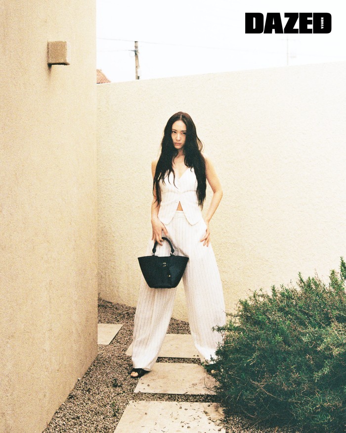 Outfit Donella bustier dan halo pants dengan motif garis bikin look Krystal makin standout. Dipadu Adela mules dan mini tote bag, semuanya dari Ralph Lauren Collection, kelihatan sleek dan modern ya, Beauties!/ Foto: Dazed Korea