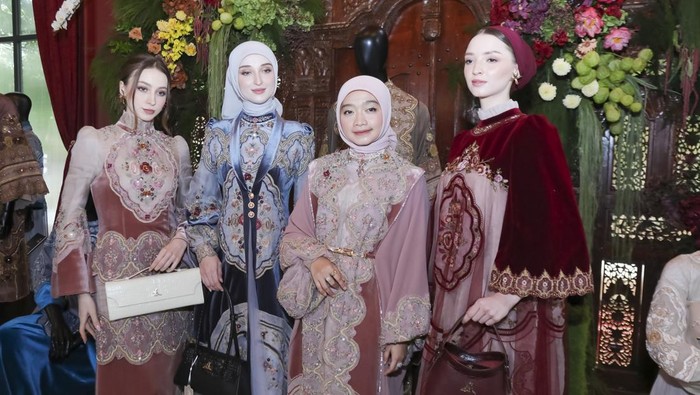 Pagelaran Karya Ayu Dyah Andari Soroti Keindahan Bunga Nasional Indonesia