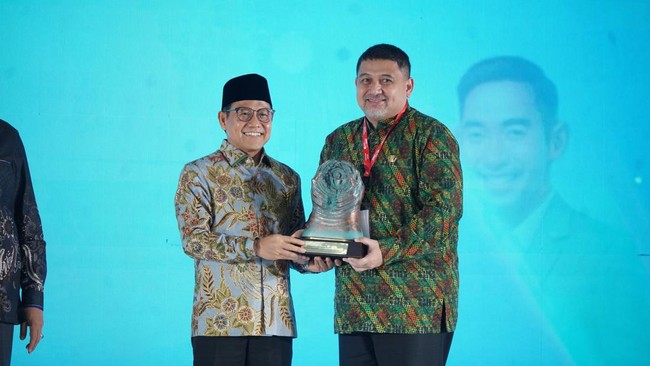 Pemerintah Kota Makassar raih Paritrana Award 2025 sebagai terbaik dalam jaminan sosial ketenagakerjaan. Wali Kota Appi tegaskan komitmen perlindungan pekerja.