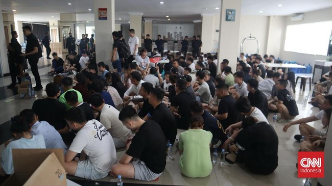Direktorat Jenderal Imigrasi menggerebek ratusan WNA terlibat penipuan online di Batam. Barang bukti disita, proses deportasi dan penyelidikan berlanjut.