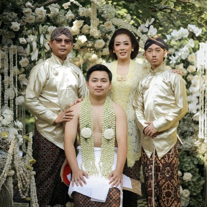 <p>Soimah bersama sang suami serta putra keduanya, Diksa Naja Naekonang, turut mendampingi Aksa dalam prosesi tersebut. Momen siraman ini berlangsung khidmat dengan nuansa adat Jawa yang begitu kental di Pendopo Tulungo, Yogyakarta. "Prosesi siraman Mas <em>@aksaauyun</em> yang berlangsung khidmat dan penuh makna," tulis keterangan melalui akun Instagram <em>@mamuktukangmakeupjogja</em>&nbsp;yang diunggah dan berkolaborasi dengan akun Instagram @showimah. (Foto: @faralljibrill_official via Instagram @aksaauyun)</p>