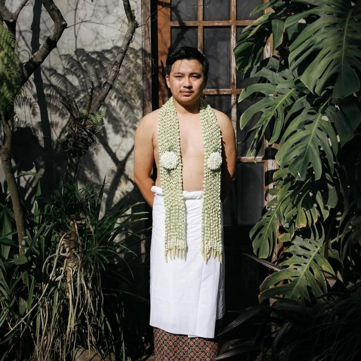 <p>Putra sulung artis Soimah dan Herwan Prandoko, Aksa Uyun Dananjaya, sebentar lagi akan melepas masa lajangnya, Bunda. Aksa diketahui akan segera menikah dengan pujaan hatinya yang bernama Yosika Ayumi. (Foto: @faralljibrill_official via Instagram @aksaauyun)</p>
