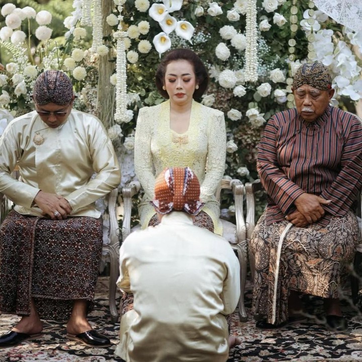 <p>Sebelum menjalani prosesi siraman, putra Soimah ini terlebih dahulu melakukan sungkeman kepada kedua orang tuanya. Di momen tersebut, Soimah tampak tak kuasa menahan tangis saat menyampaikan sepatah dua patah kata untuk putra tercintanya. Sebagai Bunda, ia pun memberikan doa serta restu terbaik untuk Aksa. (Foto: @faralljibrill_official via Instagram @aksaauyun)</p>
