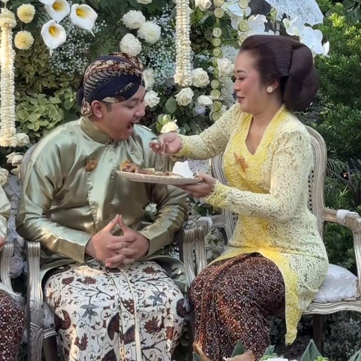 <p>Setelah melakukan sungkeman, Aksa kemudian mengikuti tradisi disuapi makan sebagai bagian dari rangkaian siraman. Prosesi ini melambangkan suapan terakhir dari orang tua kepada anak sebelum memulai kehidupan rumah tangganya sendiri, Bunda. (Foto: Instagram @mamuktukangmakeupjogja via Instagram @showimah)</p>