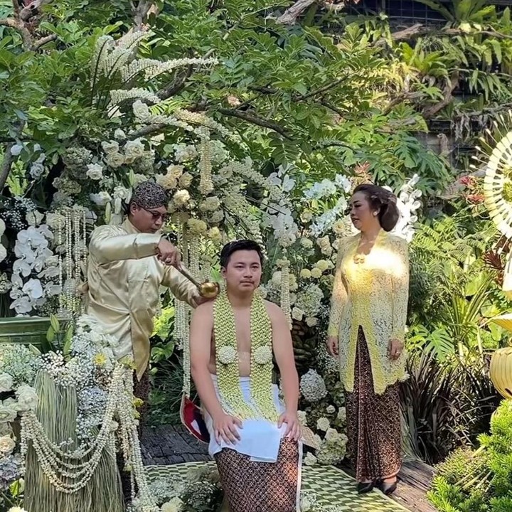 <p>Prosesi dilanjutkan dengan acara siraman yang berlangsung dengan penuh haru. Dalam video yang dibagikan, sang Ayah, Herwan Prandoko, tampak mendapat kesempatan pertama untuk memberikan siraman kepada putranya itu, Bunda. (Foto: Instagram @mamuktukangmakeupjogja /@showimah)</p>