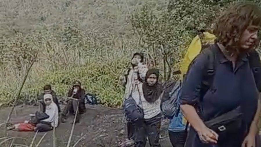 Proses pemindahan pendaki, siap untuk turun Erupsi gunung Gunung Dukono, Halmahera. (BPBD Halmahera utara)