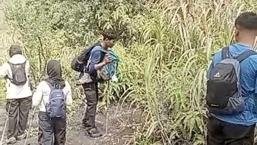 Proses pemindahan pendaki, siap untuk turun Erupsi gunung Gunung Dukono, Halmahera. (BPBD Halmahera utara)