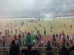 Suporter Ricuh Usai Persipura Kalah 0-1 Lawan Adhyaksa, Ambulance Dibakar