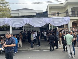 Rumah Duka Anggota BPK Haerul Saleh Mulai Ramai Pelayat dan Karangan Bunga