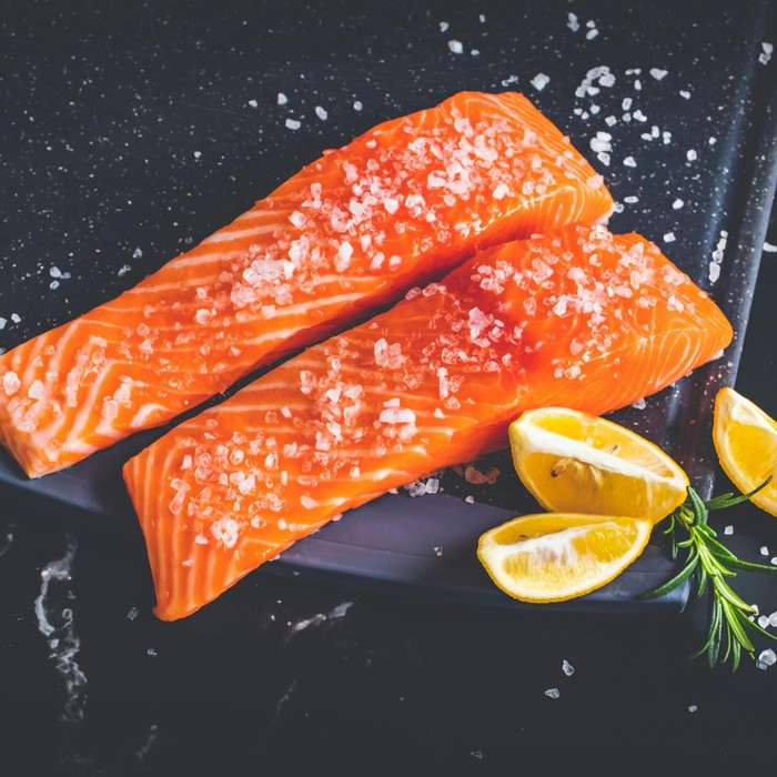 Ikan adalah salah satu sumber protein tinggi yang baik untuk tubuh, tak terkecuali salmon dan tuna. Bukan hanya kaya akan protein, kedua jenis ikan ini juga mengandung lemak sehat yang dapat membantu menambah asupan kalori harian.