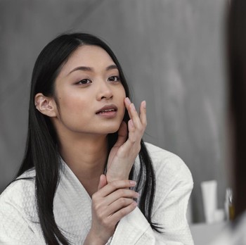 Tetap Glowing Meski Tanpa Makeup, Ini Kebiasaan Malam Hari yang Bisa Bikin Kulit Sehat dan Segar