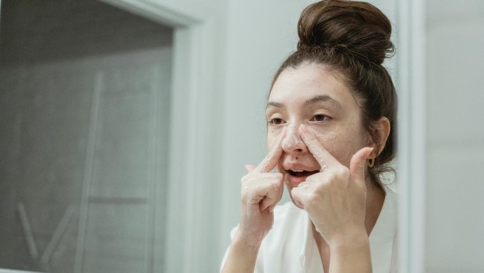 Setelah seharian beraktivitas, wajah kita pasti terpapar debu dan polusi. Oleh karena itu, penting untuk membersihkan wajah secara menyeluruh menggunakan teknik double cleansing.