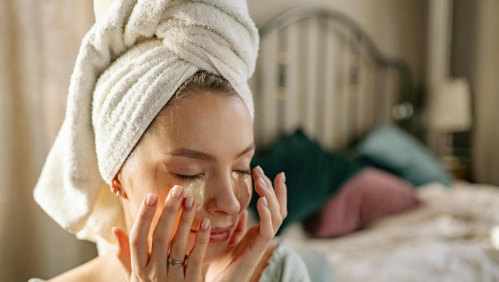 Setelah memastikan kulit benar-benar telah bersih, kamu bisa melanjutkan dengan menggunakan skincare sesuai kebutuhan kulit.