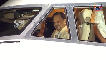 Detik-detik Sultan Brunei Nyetir Pesawat Sendiri ke KTT ASEAN Filipina