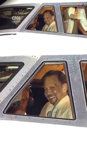 Momen Sultan Brunei Terbangkan Pesawat Sendiri ke KTT ASEAN Filipina