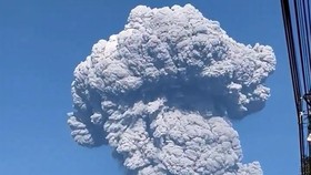 Momen Erupsi Gunung Dukono Semburkan Abu hingga 10 Kilometer