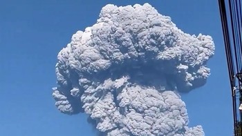 Penampakan Letusan Gunung Dukono, Semburkan Abu hingga 10.000 Meter