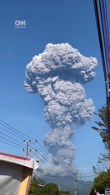 Momen Erupsi Gunung Dukono Semburkan Abu hingga 10 Kilometer