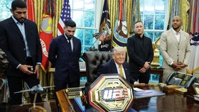 Trump Puji Khabib, Ledek Gaethje di Gedung Putih
