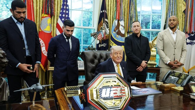 Presiden Amerika Serikat Donald Trump memuji Khabib Nurmagomedov sekaligus meledek Justin Gaethje saat mengundang sejumlah petarung UFC ke Gedung Putih.