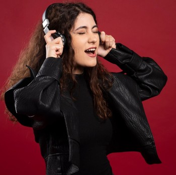 3 Ciri Kepribadian Langka Orang yang Suka Mendengarkan Musik Metal Menurut Studi
