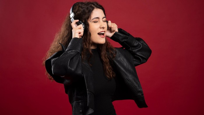3 Ciri Kepribadian Langka Orang yang Suka Mendengarkan Musik Metal Menurut Studi