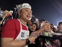 Momen Warga Cicipi Rujak Uleg Bikinan Walkot Eri Cahyadi: Kurang Asin