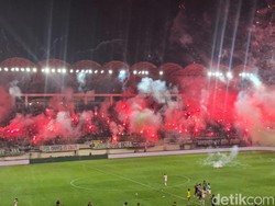 PSS Sleman Gagal Juara, Flare Menyala di Maguwoharjo