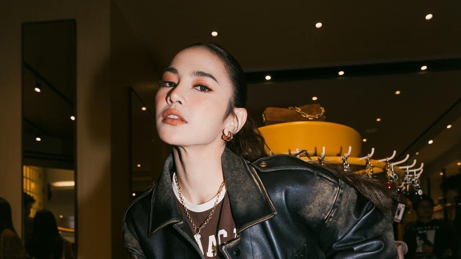 Gaya Mahalini Pakai Jaket Usang Coach di Preview Coach Spring 2026