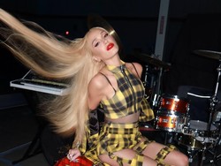 Gwen Stefani Awet Muda di Usia 56, Tampil bak Era 90-an di Konser No Doubt