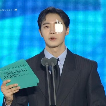 Hadiri Baeksang Arts Awards 2026, Choo Young Woo Tampil dengan Perban di Mata