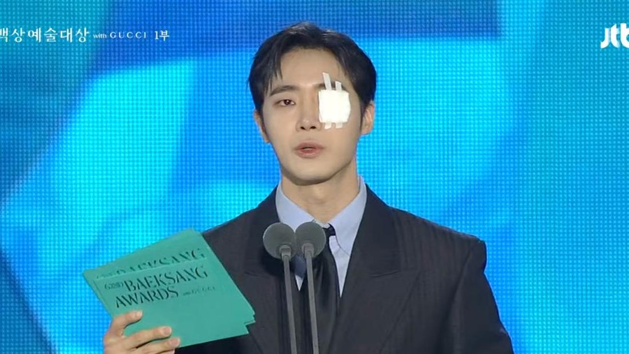 Hadiri Baeksang Arts Awards 2026&comma; Choo Young Woo Tampil dengan Perban di Mata