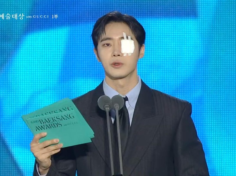 Hadiri Baeksang Arts Awards 2026, Choo Young Woo Tampil dengan Perban di Mata