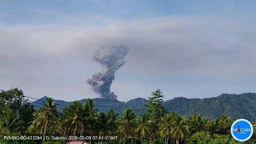 Kolom abu berwarna putih kelabu kehitaman dari erupsi gunung api Dukono terlihat dari Pos Pengamatan Gunung Api &lpar;PGA&rpar; Dukono di Desa Mamuya&comma; Kecamatan Galela&comma; Halmahera Utara&comma; Maluku Utara&comma; Sabtu &lpar;9&sol;5&rpar; pukul 07&period;44 WIT&period;