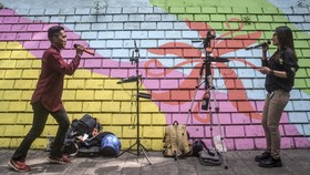 FOTO: Musisi Jalanan Bandung Cari Cuan Lewat TikTok Live