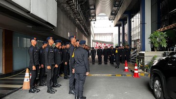 Puluhan Brimob Jaga Ketat Gedung Kantor di Hayam Wuruk, Ada Apa?