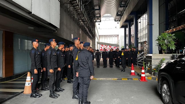 Personel Brigade Mobil (Brimob) Polri masih melakukan penjagaan ketat di salah satu kompleks gedung perkantoran di Jalan Hayam Wuruk, Jakarta Barat.